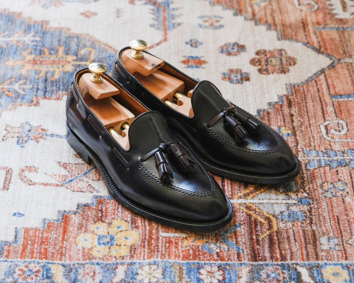 Men's handmade elegant round toe loafers in black velvet with golden d